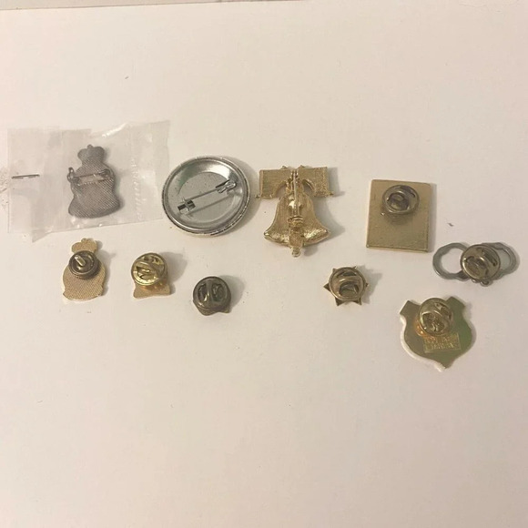 Vintage Lot of 10 Assorted Pins Canada Saskatoon Toronto Police Handcuffs Legion - Picture 4 of 16